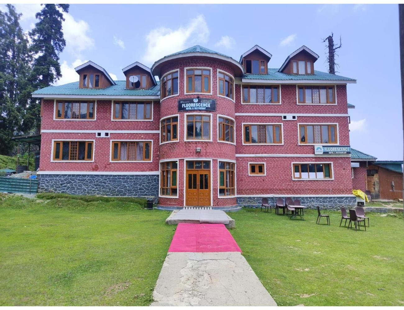 Fluorescence Hotel And Restaurant, Gulmarg Esterno foto